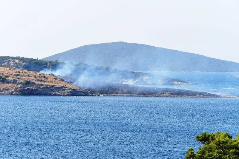 Yüzerek gidip yangını söndürdüler
