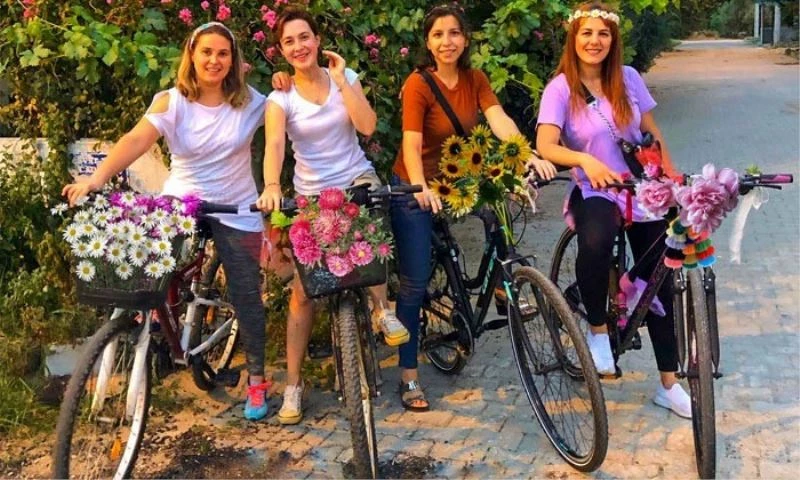 Süslü kadınlar, Köşk’te turladı
