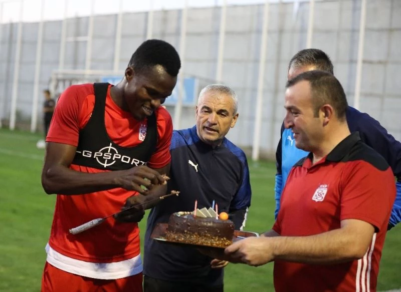 Sivassporlu Cofie’ye sürpriz doğum günü kutlaması
