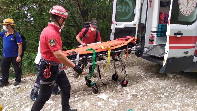 Bursa’da şelaleden aşağı düşen kadın, yaralı kurtarıldı
