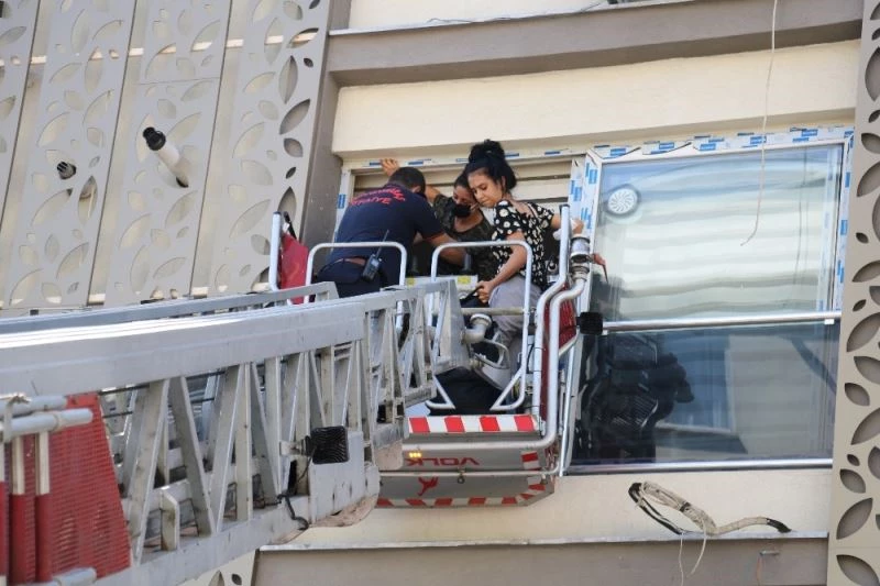 Kocasının eve kilitlediği kadın ile arkadaşını itfaiye kurtardı
