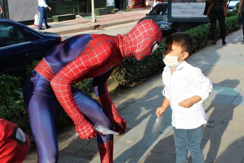Sokakta karşılarında Örümcek Adam’ı görenlerin ağızları açık kaldı

