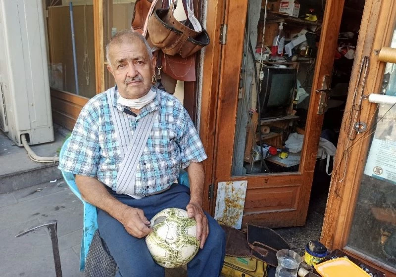 32 yıldır aynı köşede futbol topu tamir ediyor

