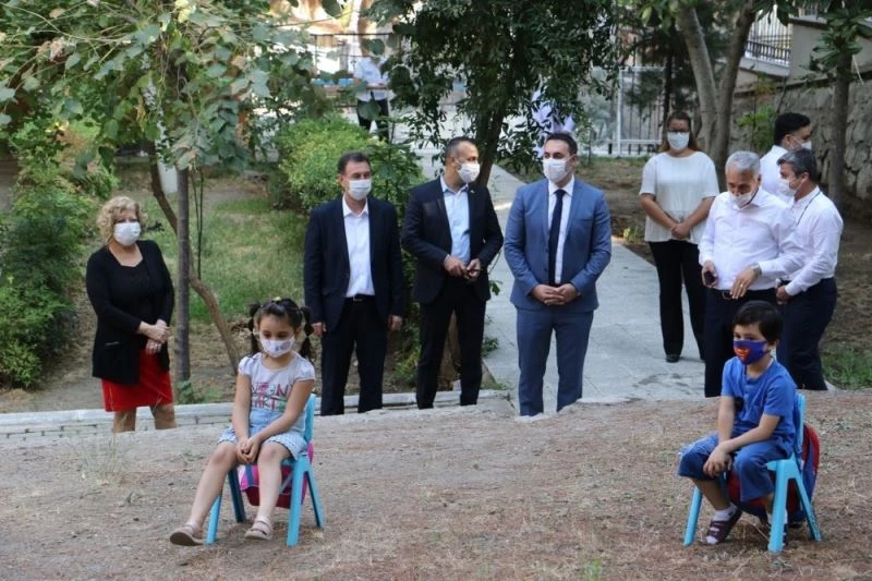 Manisalı öğrenciler eğitime kuru üzüm ve mesir macunuyla başladı
