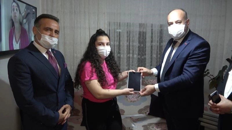 Uzaktan eğitim için öğrencilere internet paketli tablet dağıtıldı
