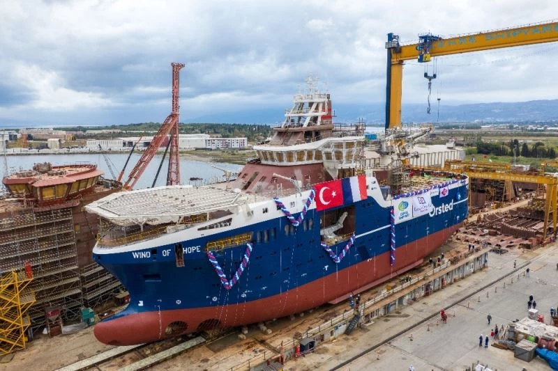 Fransızlara rüzgar türbini destek gemisi
