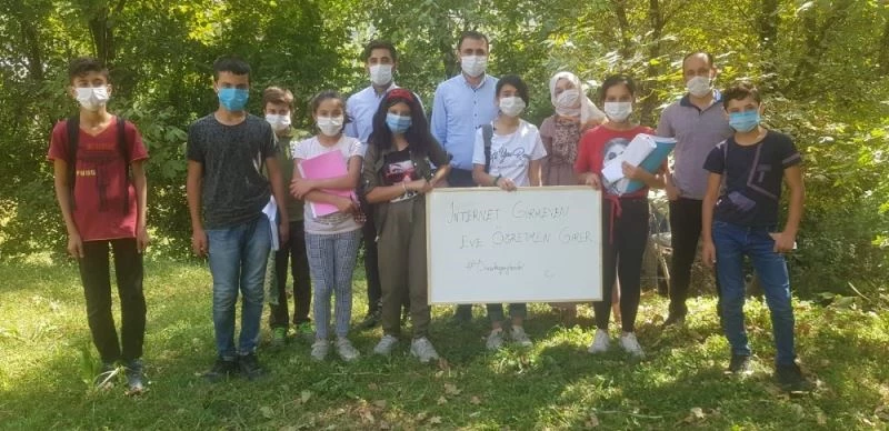 Yeşillikler arasında sosyal mesafeli ders
