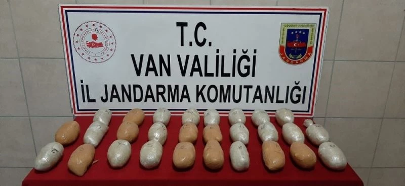 Van’da park park halindeki bir araçaçtan 14 kilo 498 gram eroin ele geçirildi
