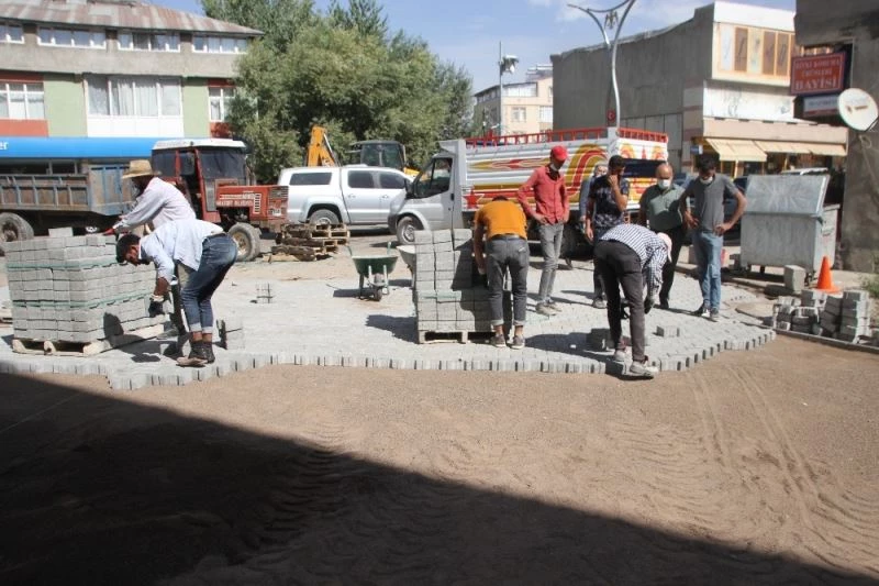 Malazgirt ara yollar parke taşıyla döşeniyor
