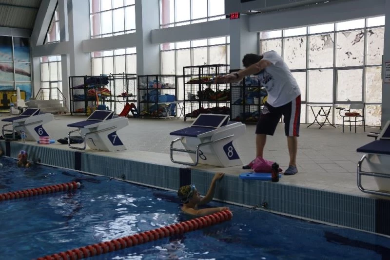 Özel sporcular engellere kulaç atıyor
