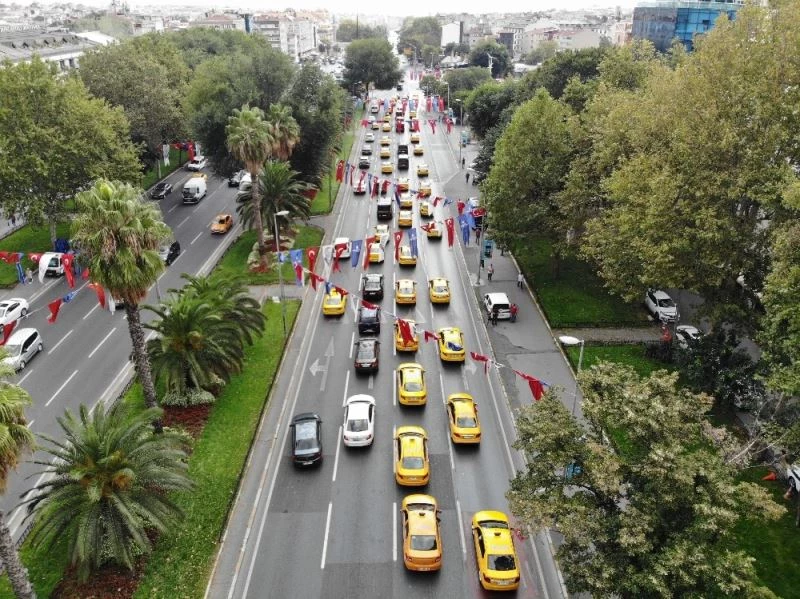 Taksiciler ve servisçilerden İBB önünde eylem
