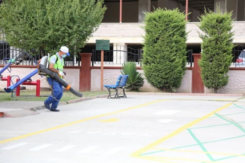 Serdivan Belediyesi, okullara yönelik temizlik işlemlerini sürdürüyor
