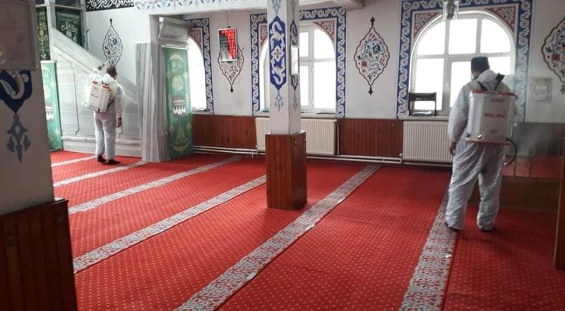 İmam ve görevliler ile cami karantinada
