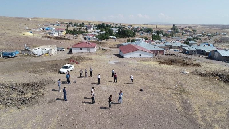 Sinyal yakalayabilmek için 500 metre yol yürüyorlar
