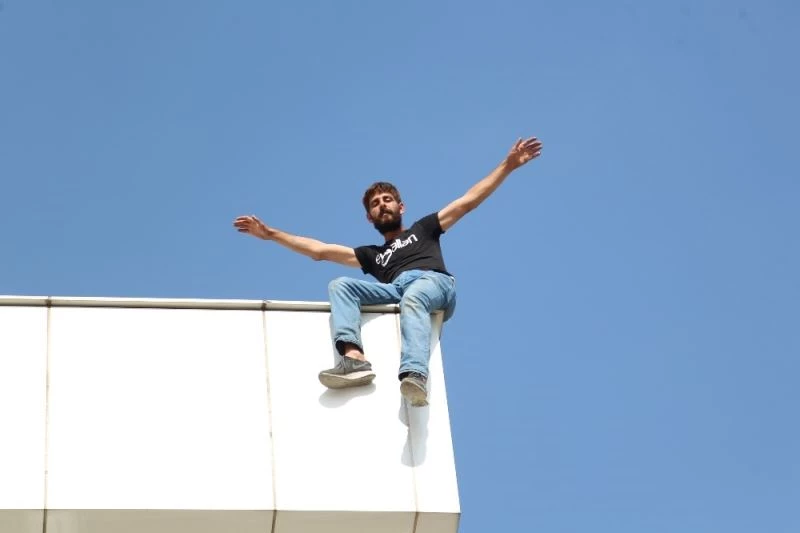 Maddi sorunları olduğunu söyleyen kişi çatıdan atlamaya çalıştı
