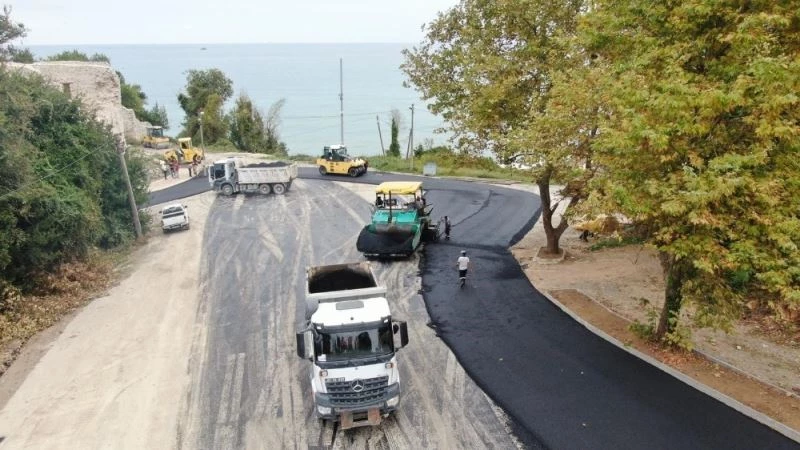 Asfalt seren işçilere fındık ikramı
