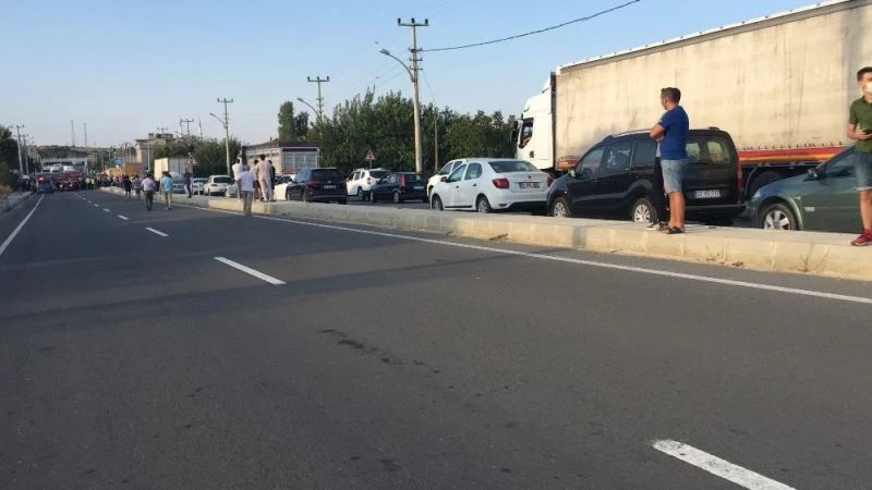 Bisikletli çocuğa kamyon çarptı, mahalleli yolu kapatarak tepki gösterdi
