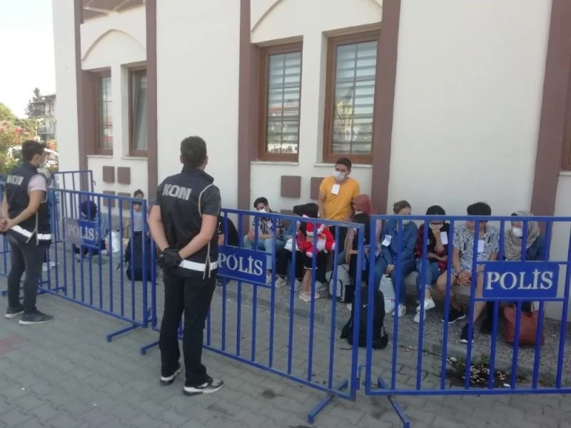 Apartmanın bodrumunda 21 düzensiz göçmen yakalandı
