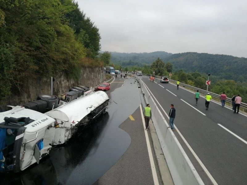 Bolu Dağı yolunda otomobile çarpan tanker devrildi yolu zift kapladı
