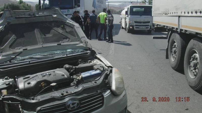 Köpeğe çarpmamak için direksiyonu kıran sürücü refüje çarparak karşı şeride uçtu
