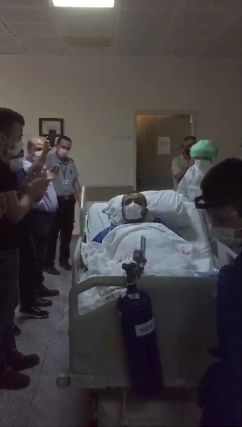 33 gün sonra mesai arkadaşlarının alkışları ile yoğun bakımdan çıktı
