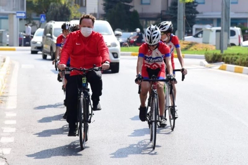 Başkan Orkan belediyeye pedal çevirerek geldi
