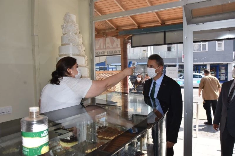 Esnaf, denetime gelen valinin ateşini ölçerek dükkana aldı
