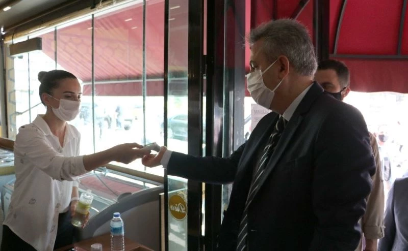 Esnaf, denetime gelen valinin ateşini ölçerek dükkana aldı
