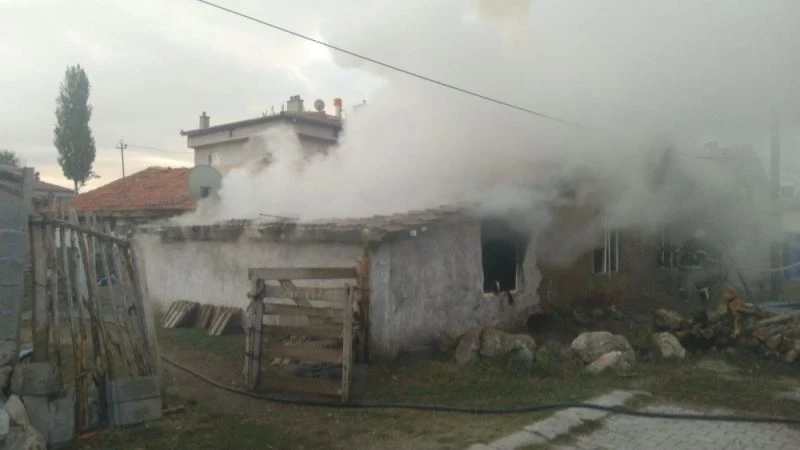 Yaşlı çift evde çıkan yangında dumandan etkilenerek hastanelik oldu
