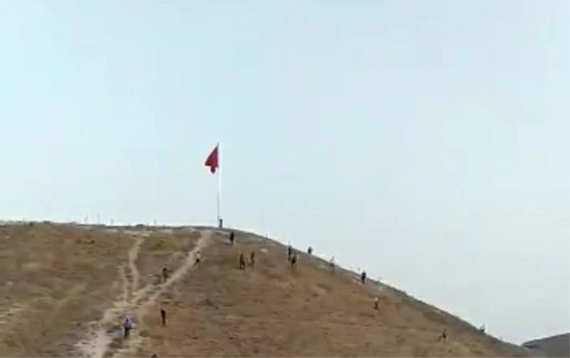 Türk Bayrağını indirme girişimi
