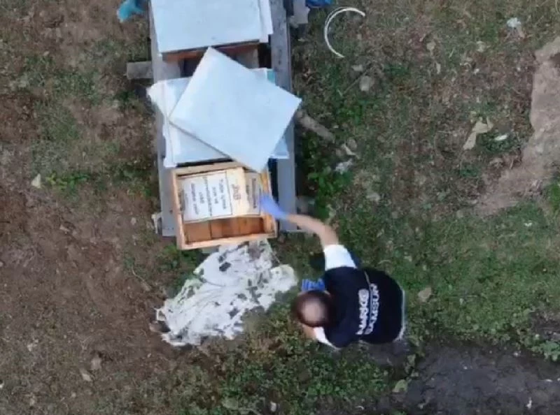 Polis drone ile takip edip arı kovanını içinde uyuşturucu ve silah ele geçirdi
