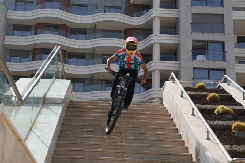 Konyaaltı bisikletçisi Downhill Yarışları’nda şampiyon oldu
