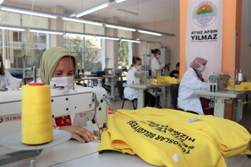 Toroslar’da belediye personeli üniformaları TORTEK’te üretiliyor

