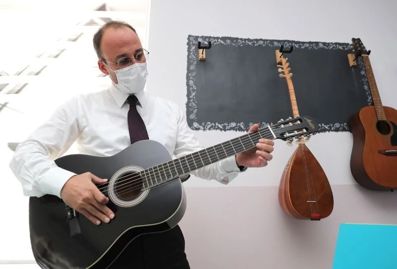 Kütüphaneye kitap bağışlayan Başkan Örki gitar çaldı
