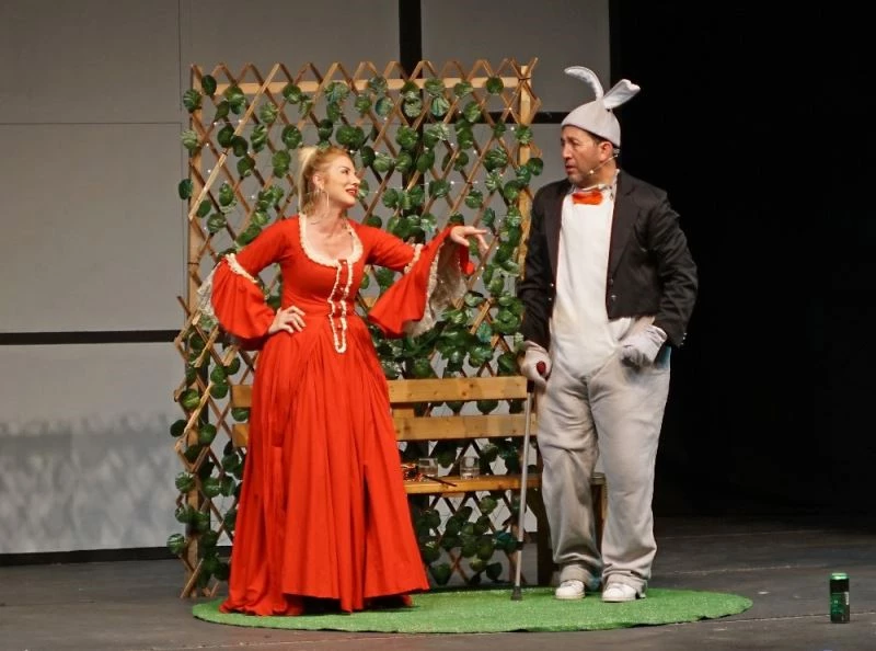 Pandemi günlerinde tiyatro buluşmaları  “İki Bekar” ile sona erdi
