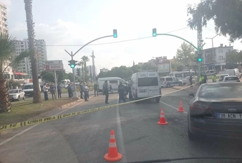 Cenaze aracı sürücüsü ışıklarda vuruldu
