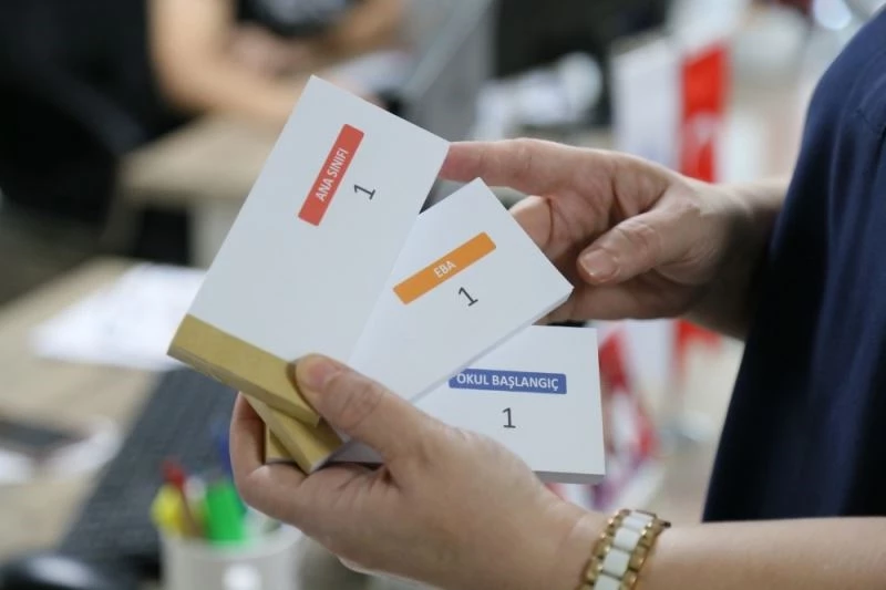 Kırtasiye yardımı Edremitli çocuklara ulaşıyor
