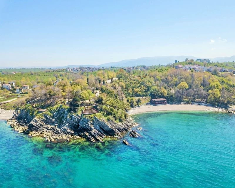 Mavi ile yeşilin buluşma noktası: Ceneviz kalesi
