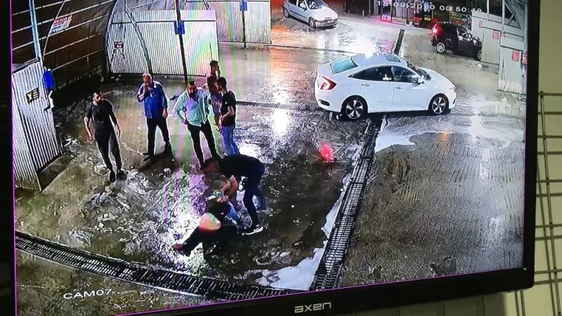 Kaçırıldığı araçtan yola atlayınca başka bir otomobilin altında kalan adam kurtarılamadı
