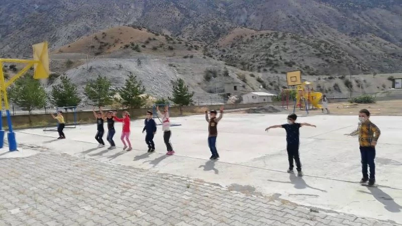 Minikler, okula başlama heyecanını ‘mesafeli horon’ oynayarak yaşadılar
