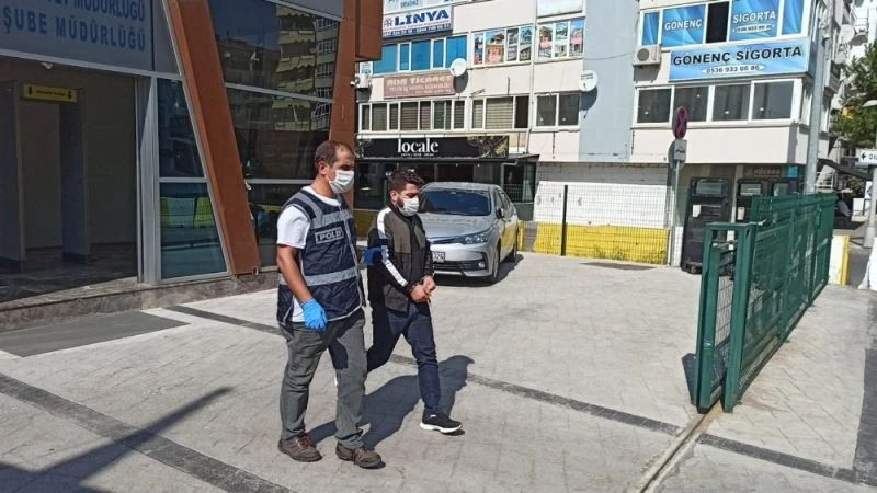 Sahte polis ve savcılar dolandırıcılık paralarını çekerken yakalandı
