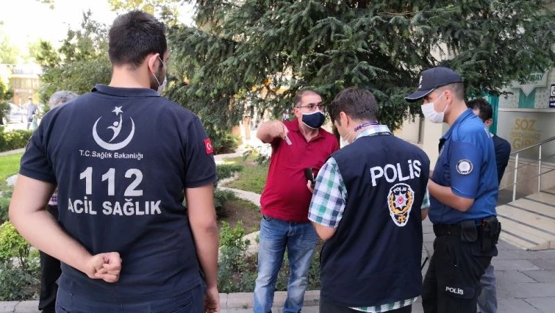 Aksaray’da karantinayı delen vatandaşlar sokaktan toplanıyor
