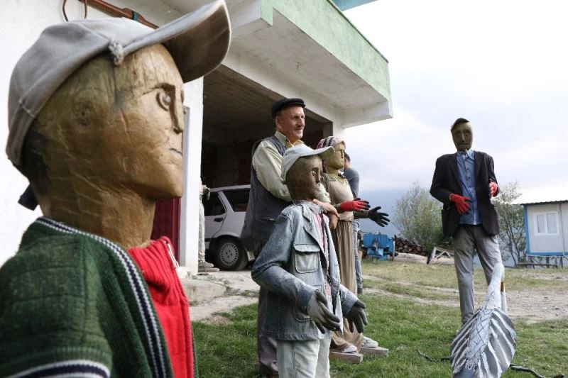 Cezaevinde öğrendiği oymacılıkla ağaçtan heykeller yapıyor
