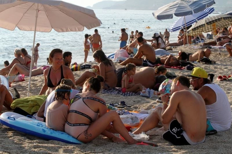 Alanya’da sahiller tıklım tıklım
