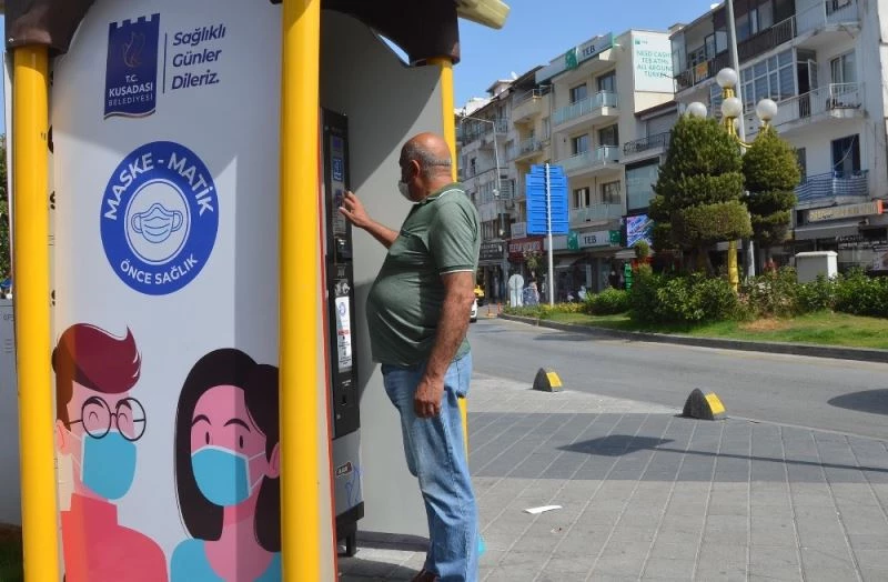 Kuşadalılar ve tatilciler maskematikden bir ayda 9 bin 853 maske satın aldı
