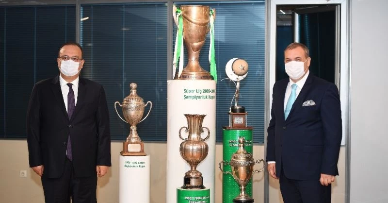 Bursa Valisi Yakup Canbolat, Bursaspor Kulübü’nü ziyaret etti
