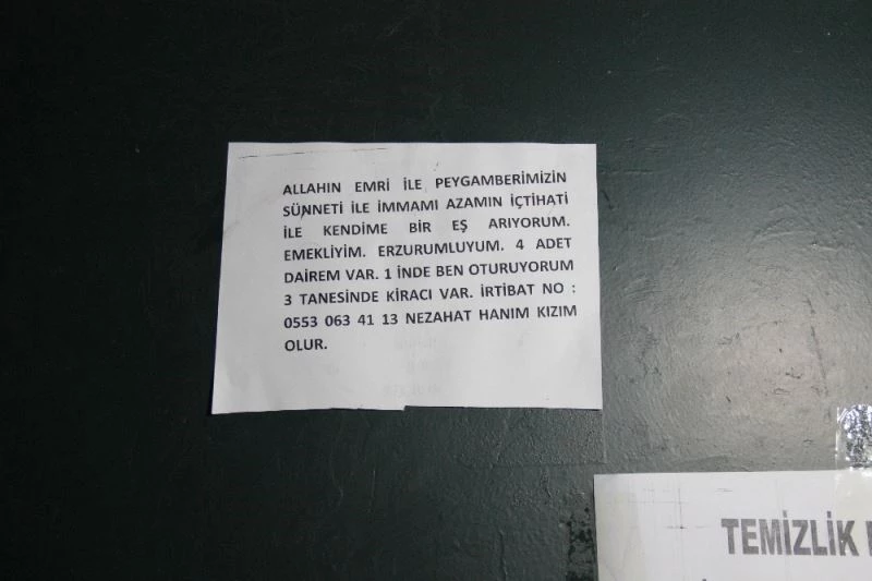 78 yaşında üçüncü evliliğini yapabilmek için otobüs duraklarını ilanlarla donattı
