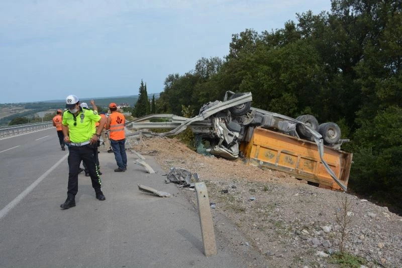 Aracına arı girince kaza yaptı: 1 yaralı
