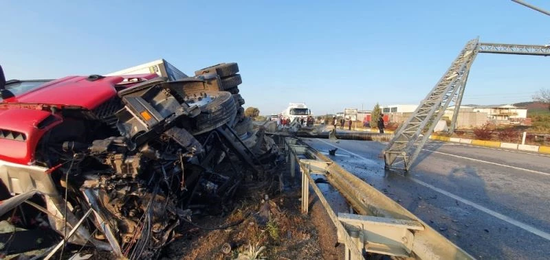 Orta refüjde direğe çarpan tır yan devrildi
