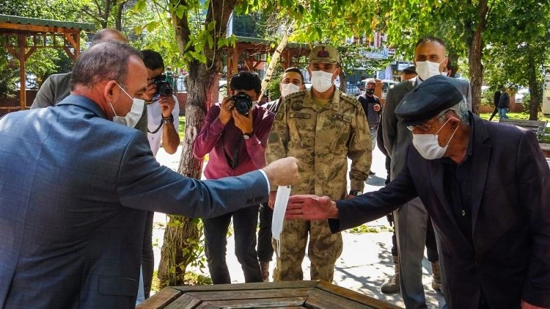Maskesi yıpranan yaşlı adama, Vali Öner yeni maske verdi
